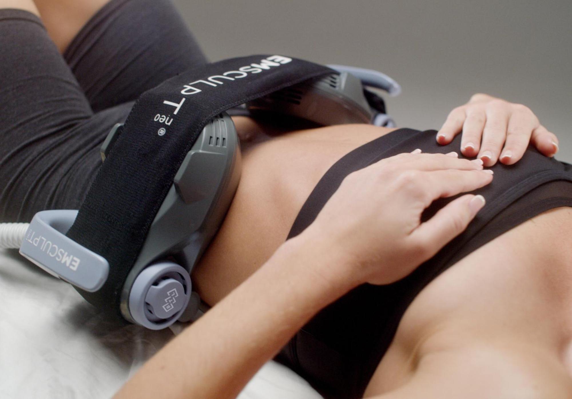 Grandhotel Pupp Karlovy Vary Esterno foto The photo shows a person lying down with a device placed on their abdomen. The device appears to be a type of abdominal massager or treatment tool, which is secured by a strap. The individual has their hand resting on their stomach, and they are wear
